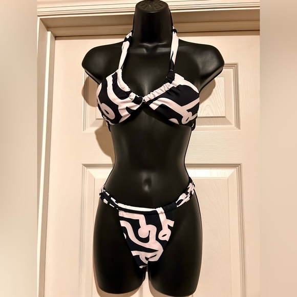 NWOT Black and White Abstract Print Bikini Set with Coverup - Picture 6 of 7